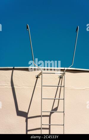 Niedrige Winkelansicht der Metallleiter zum Himmel Stockfoto