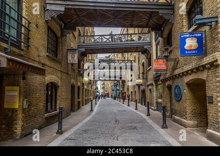 LONDON, Großbritannien - 8. MÄRZ 2015: Blick auf die Shade Thames Street in der Nähe der Tower Bridge in London während des Tages. Menschen und das Äußere von Geschäften können sein Stockfoto