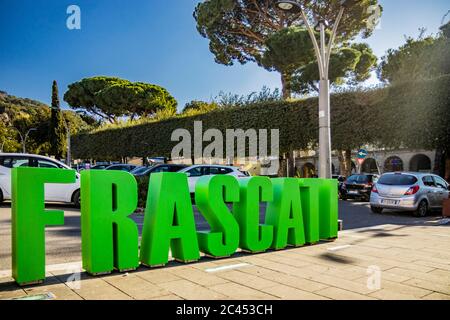 17. Februar 2019 - Frascati, Rom, Latium, Italien - Piazza Guglielmo Marconi, im Zentrum von Frascati, mit seiner Begrüßungsbotschaft. Parkplatz, Autos, tre Stockfoto