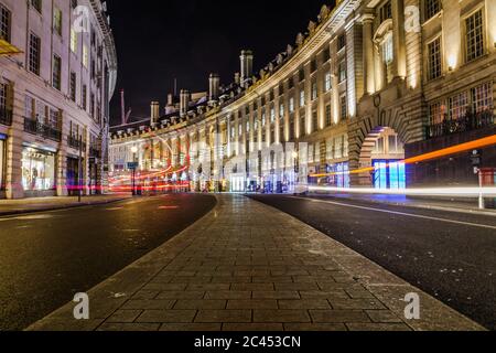 LONDON, Großbritannien - 8. MÄRZ 2015: Regent Street in der Londoner Innenstadt bei Nacht zeigt die Architektur und die Außenseite von Gebäuden. Stockfoto