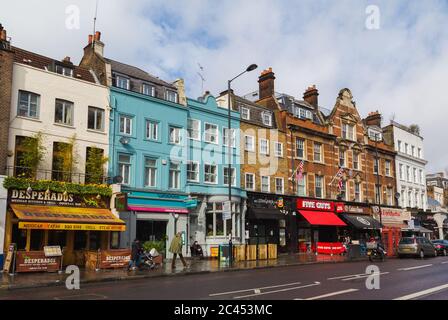 LONDON, Großbritannien - 26. MÄRZ 2015: Ein Blick auf verschiedene Restaurants und Geschäfte entlang der Upper Street in Islington, london. Menschen können gesehen werden. Stockfoto