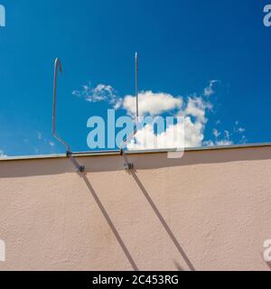 Niedrige Winkelansicht der Metallleiter zum Himmel Stockfoto