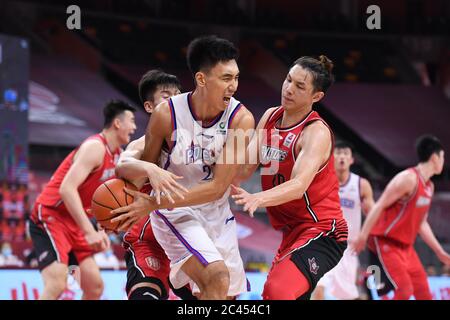 Dongguan, Chinas Provinz Guangdong. Juni 2020. Shi Deshuai (C) von den Tianjin Pioneers wird während eines Spiels zwischen den Tianjin Pioneers und den Shenzhen Aviators in der neu wiederaufgenommenen Liga der Chinesischen Basketballvereinigung (CBA) 2019-2020 in Dongguan, südchinesische Provinz Guangdong, am 24. Juni 2020 verteidigt. Quelle: Liang Xu/Xinhua/Alamy Live News Stockfoto