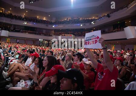 Phoenix AZ, USA. Juni 2020. Studenten für Trump bei Wendepunkt-Veranstaltung in Dream City Church in Phoenix, Arizona am 23. Juni 2020. Stockfoto