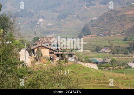 SAPA, VIETNAM - 23. MÄRZ 2017: Gebäude, Hütten und Landschaften in Sapa Vietnam. Solche Gebäude sind in dieser Region üblich. Stockfoto