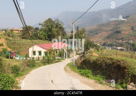 SAPA, VIETNAM - 23. MÄRZ 2017: Straßen in Dörfern Sapa Vietnam. Gebäude und Hügel sind zu sehen. Stockfoto