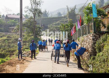 SAPA, VIETNAM - 23. MÄRZ 2017: Arbeiter, die die Straßen und Straßen in Sapa Vietnam reinigen. Stockfoto