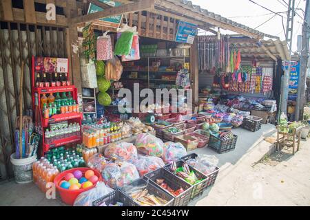 SAPA, VIETNAM - 23. MÄRZ 2017: Die Außenseite eines typischen Geschäfts in Sapa Vietnam. Der Laden verkauft Getränke, Obst, Benzin und verschiedene andere Artikel. Stockfoto