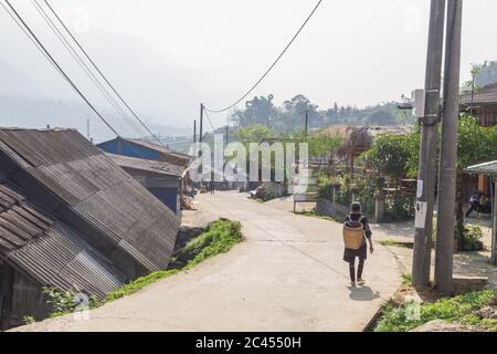 SAPA, VIETNAM - 23. MÄRZ 2017: Straßen und Dörfer von Sapa Vietnam. Gebäude und Einheimische sind zu sehen. Stockfoto