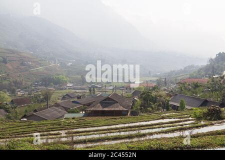 SAPA, VIETNAM - 23. MÄRZ 2017: Hütten, Gebäude, Reisfelder und Landschaft von Sapa Vietnam während des Tages Stockfoto