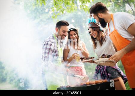 Freunde, die Spaß in der Natur tun, bbq Stockfoto