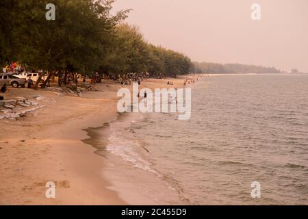 Der Strand in der Stadt Cha am in der Provinz Phetchaburi in Thailand. Thailand, Phetburi, November 2019 Stockfoto