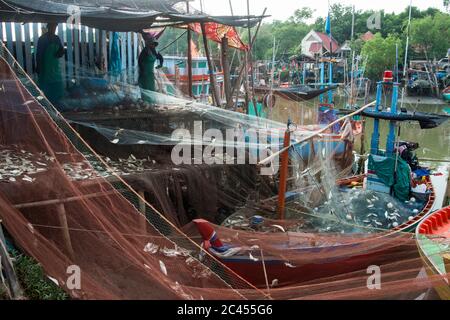 Eine Fischerfamilie am Fischerhafen am Golf von Thailand im Ban Laem Bezirk in der Nähe der Stadt Phetchaburi oder Phetburi in der Provinz Stockfoto