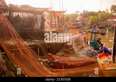 Eine Fischerfamilie am Fischerhafen am Golf von Thailand im Ban Laem Bezirk in der Nähe der Stadt Phetchaburi oder Phetburi in der Provinz Stockfoto