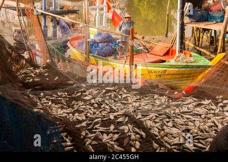 Eine Fischerfamilie am Fischerhafen am Golf von Thailand im Ban Laem Bezirk in der Nähe der Stadt Phetchaburi oder Phetburi in der Provinz Stockfoto