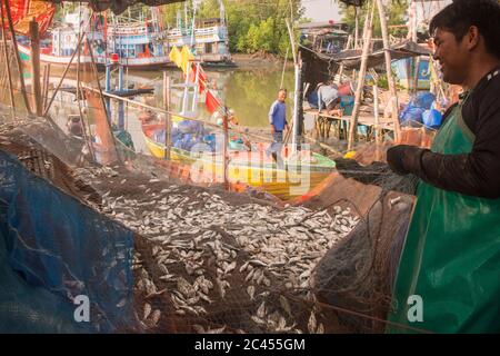 Eine Fischerfamilie am Fischerhafen am Golf von Thailand im Ban Laem Bezirk in der Nähe der Stadt Phetchaburi oder Phetburi in der Provinz Stockfoto