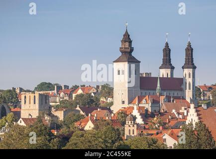 Alte Gebäude und die Kathedrale in Visby, Gotland, Schweden, Skandinavien. Stockfoto