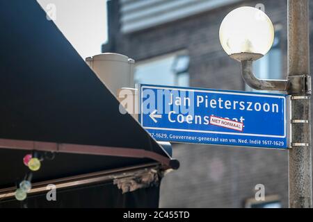 UTRECHT, 24-06-2020, Dutchnews, umstrittene Straßenschilder Jan Pieterszoon Coen war ein holländischer Kaufmann, Buchhalter-General, Generaldirektor und ab 1617 der vierte Generalgouverneur über alle Besitzungen der United East India Company außerhalb der Republik der Sieben Vereinigten Niederlande omstreden straatnaam Jan Pieterszoon Coen was een Nederlands koopman, boekhouder-generaal, directeur-generaal en vanaf 1617 de vierde gouverneur-generaal over alle verzittingen van de Vereenigde Oostindische Compagnie buiten de Republiek der Zeven Verenigde Nederlanden Stockfoto