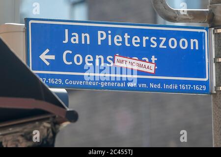 UTRECHT, 24-06-2020, Dutchnews, umstrittene Straßenschilder Jan Pieterszoon Coen war ein holländischer Kaufmann, Buchhalter-General, Generaldirektor und ab 1617 der vierte Generalgouverneur über alle Besitzungen der United East India Company außerhalb der Republik der Sieben Vereinigten Niederlande omstreden straatnaam Jan Pieterszoon Coen was een Nederlands koopman, boekhouder-generaal, directeur-generaal en vanaf 1617 de vierde gouverneur-generaal over alle verzittingen van de Vereenigde Oostindische Compagnie buiten de Republiek der Zeven Verenigde Nederlanden Stockfoto