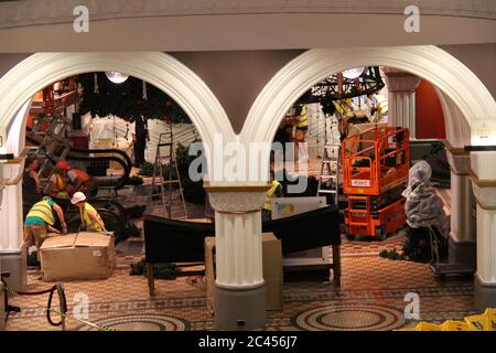 Arbeiter bauen den riesigen Weihnachtsbaum bei der QVB in Sydney ab. Stockfoto