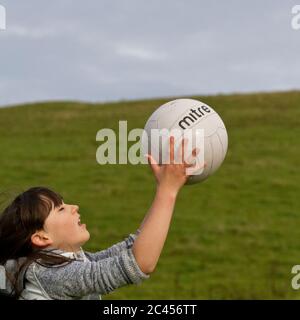 Junges Mädchen fangen einen Ball Stockfoto