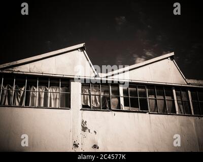 Fenster in façade einer vernachlässigten Fabrik Stockfoto