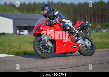 12-06-2020 Riga, Lettland. Schnelle Motorrad-Rennen auf der Rennstrecke mit hoher Geschwindigkeit. Zusammengesetztes Bild mit starker Bildbearbeitung Stockfoto