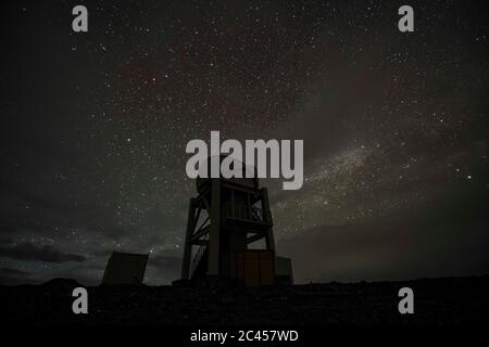 (200624) -- AKTO, 24. Juni 2020 (Xinhua) -- Foto mit einer langjährigen Auszeit zeigt einen Blick auf das Muztagata Observatorium, nordwestlich Chinas Xinjiang Uygur Autonome Region, 16. Juni 2020. Das Muztagata Observatorium, das an das Xinjiang Astronomische Observatorium (XAO) der Chinesischen Akademie der Wissenschaften angeschlossen ist, liegt in einer Höhe von 4,526 Metern im Westen Xinjiang. Es verfügt über eine einzigartige geografische Lage und hervorragende Beobachtungsbedingungen für astronomische Beobachtungen. Angesichts der ungünstigen Lebensbedingungen arbeiten die Mitarbeiter hier in Schichten und leben in Subasi Village auf relativ niedriger Höhe. Wenn Sie Stockfoto