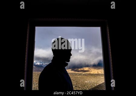 (200624) -- AKTO, 24. Juni 2020 (Xinhua) -- Nurlan Kanpel, ein astronomischer Assistent, wird gegen die Außenkulisse geschildet, als er in seiner Arbeit am Muztagata Observatorium in der Autonomen Region Xinjiang Uygur im Nordwesten Chinas, 15. Juni 2020, arbeitet. Das Muztagata Observatorium, das an das Xinjiang Astronomische Observatorium (XAO) der Chinesischen Akademie der Wissenschaften angeschlossen ist, liegt in einer Höhe von 4,526 Metern im Westen Xinjiang. Es verfügt über eine einzigartige geografische Lage und hervorragende Beobachtungsbedingungen für astronomische Beobachtungen. Angesichts der ungünstigen Lebensbedingungen arbeiten hier Mitarbeiter in shi Stockfoto