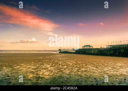 Meer bei Sonnenuntergang in Clacton-on-Sea in England. Stockfoto