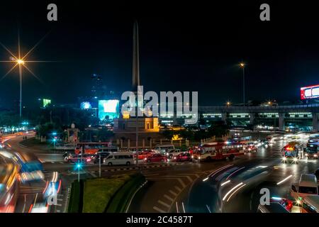 Nachtansicht des Victory Monument im Ratchathewi Distrikt von Bangkok, Thailand, mit viel Verkehr im Kreisverkehr Stockfoto