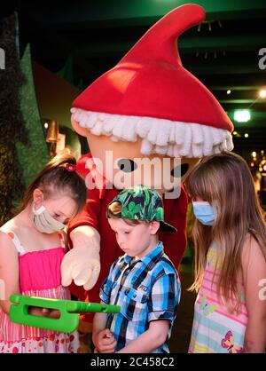24. Juni 2020, Brandenburg, Potsdam: Während der Pressekonferenz zur Wiedereröffnung der Familienausstellung "Zeitreise mit dem Sandmann" im Filmmuseum zeigt der Sandmann auf eine grüne Tafel, auf der die Potsdamer Kinder Melissa (l-r, 6 Jahre), Taylor Simon (4 Jahre) und Vanessa (6 Jahre) einen Film über den Sandmann sehen. Mit Beginn der Sommerferien kann die Ausstellung ab 25.06.2020 wieder besucht werden. Der Eintritt ist in 90-minütigen Zeitfenstern für maximal 25 Personen pro Besuch zu organisieren. Foto: Soeren Sache/dpa-Zentralbild/ZB Stockfoto