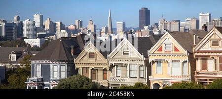 San Francisco Skyline vom Alamo Square, mit den berühmten Painted Ladies im Vordergrund, San Francisco, Kalifornien, USA. Stockfoto