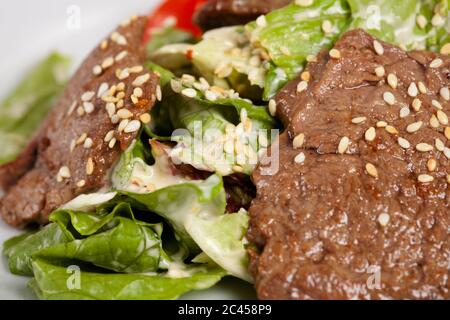 Makroaufnahme von Sesamfleisch mit Gemüse Stockfoto