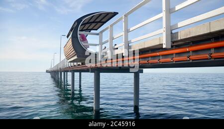 Mit einer 1,8 km langen Busselton Jetty, die sich bis in die Geographe Bay erstreckt, ist die längste Holzanlegestelle Australiens und eine beliebte Touristenattraktion Stockfoto