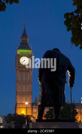 Statue von Winston Churchill vor Big Ben und Houses of Parliament, London, Großbritannien Stockfoto