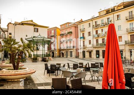 27. Oktober 2019 - Isernia, Molise, Italien - der verlassene Platz im Stadtzentrum. Die leeren Tische der Bars und Restaurants am Abend. Der Liber Stockfoto