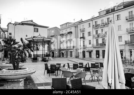 27. Oktober 2019 - Isernia, Molise, Italien - der verlassene Platz im Stadtzentrum. Die leeren Tische der Bars und Restaurants am Abend. Der Liber Stockfoto