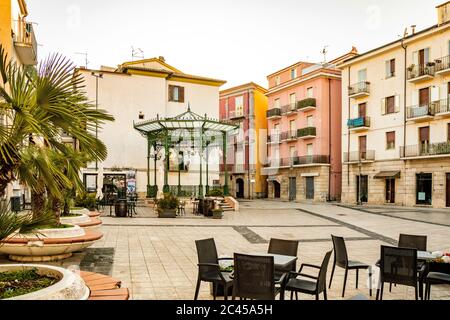 27. Oktober 2019 - Isernia, Molise, Italien - der verlassene Platz im Stadtzentrum. Die leeren Tische der Bars und Restaurants am Abend. Der Liber Stockfoto