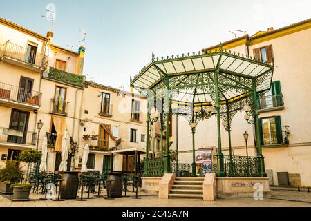 27. Oktober 2019 - Isernia, Molise, Italien - der verlassene Platz im Stadtzentrum. Die leeren Tische der Bars und Restaurants am Abend. Der Liber Stockfoto