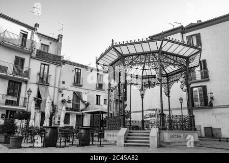 27. Oktober 2019 - Isernia, Molise, Italien - der verlassene Platz im Stadtzentrum. Die leeren Tische der Bars und Restaurants am Abend. Der Liber Stockfoto