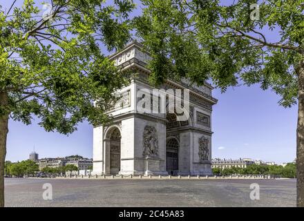Paris, Frankreich - 22. Juni 2020: Blick auf den Triumphbogen mit verkehrsberuhigten Straßen im Sommer in Paris Stockfoto