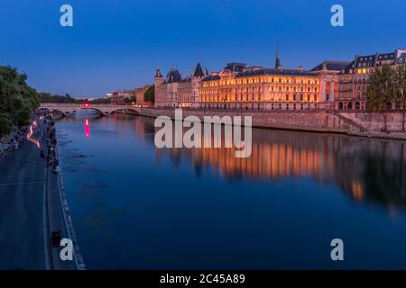 Paris, Frankreich - 20. Juni 2020: Pont Neuf zur blauen Stunde mit Reflexion in der seine in Paris Stockfoto