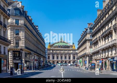 Paris, Frankreich - 22. Juni 2020: Palais Garnier, das Opernhaus von Paris, von der Pariser Opera Avenue aus gesehen Stockfoto