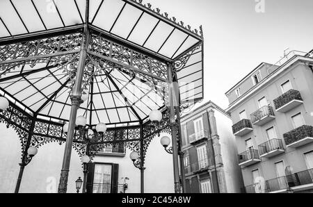 27. Oktober 2019 - Isernia, Molise, Italien - der Pavillon im Jugendstil-Grün aus Schmiedeeisen. Die matt satinierte Glasabdeckung und florale Dekorationen. Das Fenster Stockfoto