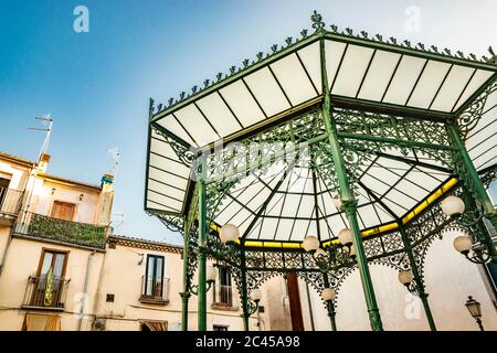 27. Oktober 2019 - Isernia, Molise, Italien - der Pavillon im Jugendstil-Grün aus Schmiedeeisen. Die matt satinierte Glasabdeckung und florale Dekorationen. Das Fenster Stockfoto