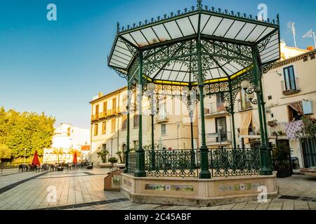 27. Oktober 2019 - Isernia, Molise, Italien - der verlassene Platz im Stadtzentrum. Die leeren Tische der Bars und Restaurants am Abend. Der Liber Stockfoto