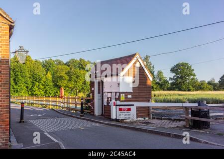 Eling Mautstelle am Eingang der Eling Mautbrücke in Totton und Eling, New Forest, Hampshire, England, Großbritannien Stockfoto