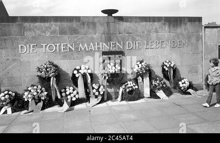 08. Mai 1985, Sachsen, Eilenburg: 'Die Toten ermahnen die Lebenden.' Die SED Kreisleitung und die FDJ Kreisleitung ehren die Toten am 8. Mai, dem Befreiungstag, mit Kränzen an der Gedenkstätte für die Opfer des Faschismus im Bezirk Eilenburg. Genaues Aufnahmedatum nicht bekannt. Foto: Volkmar Heinz/dpa-Zentralbild/ZB Stockfoto