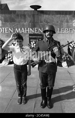 08. Mai 1985, Sachsen, Eilenburg: Sowjetischer Soldat mit Kalaschnikov und Thälmann Pionier mit Pioniergruß. 'Die Toten ermahnen die Lebenden'. SED Kreisleitung und FDJ Kreisleitung ehren die Toten am 8. Mai, dem Befreiungstag, an der Gedenkstätte mit Kränzen im Stadtteil Eilenburg. Genaues Aufnahmedatum nicht bekannt. Foto: Volkmar Heinz/dpa-Zentralbild/ZB Stockfoto